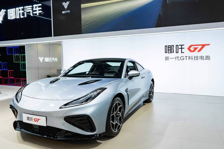 佛山85哪吒汽车在智能汽车领域的表现，领途汽车在新能源汽车市场中的影响力